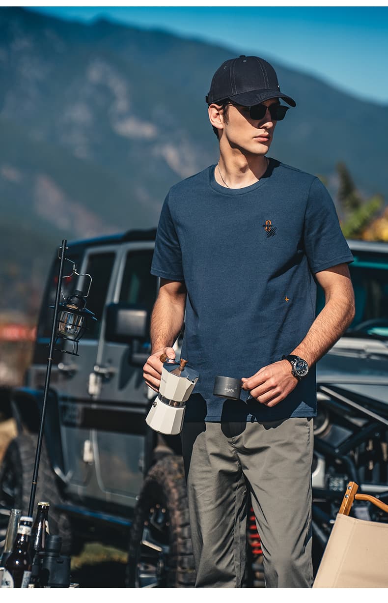 40 代 ファッション メンズ 洗練ワンポイント丸首半袖Tシャツ