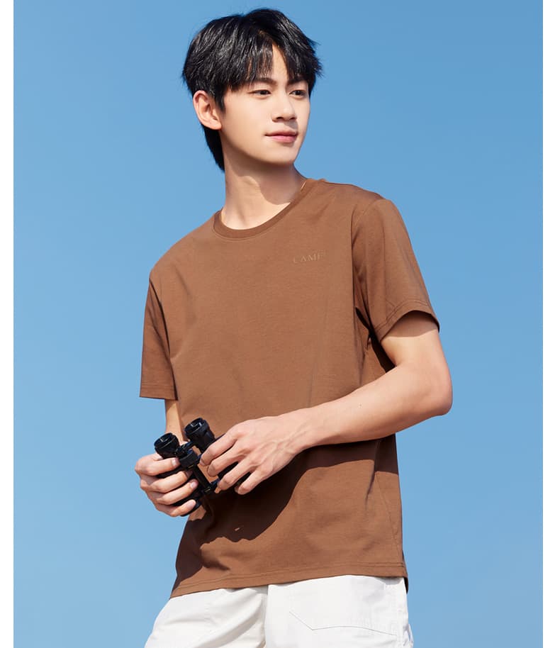 40 代 ファッション メンズ 大人の余裕を感じる シンプル無地Tシャツ