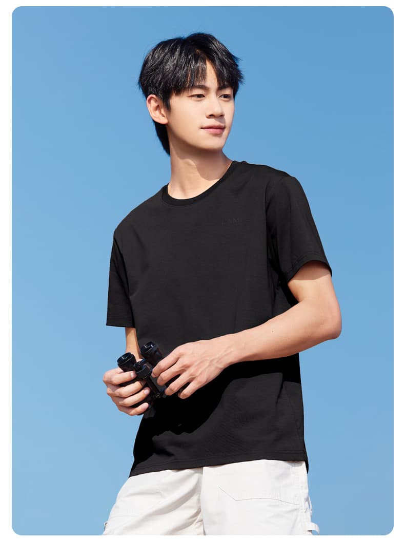 40 代 ファッション メンズ 大人の余裕を感じる シンプル無地Tシャツ