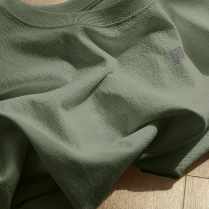 40 代 ファッション メンズ 洗練された基本デザイン四角ロゴTシャツ
