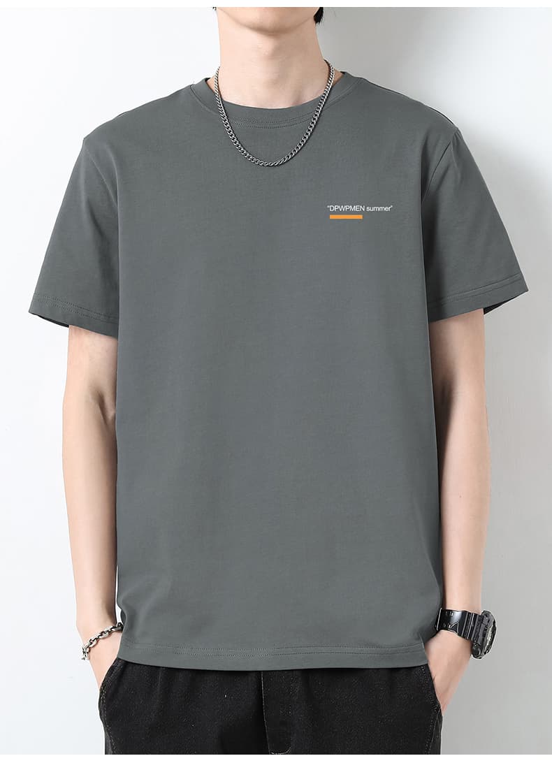 40 代 ファッション メンズ 洗練されたミニマルデザインTシャツ