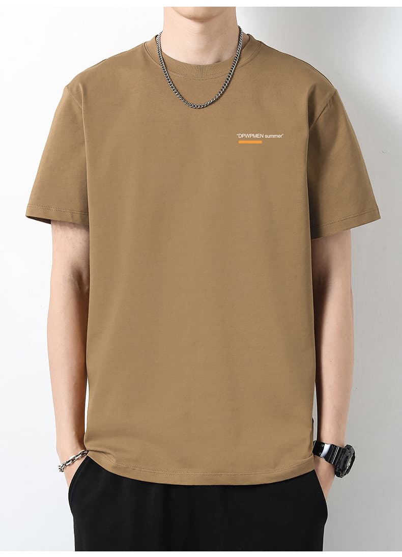 40 代 ファッション メンズ 洗練されたミニマルデザインTシャツ
