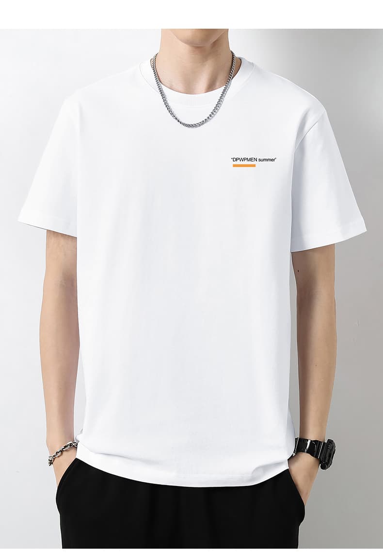 40 代 ファッション メンズ 洗練されたミニマルデザインTシャツ