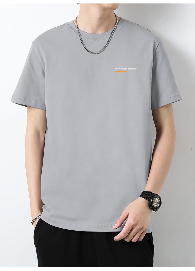 40 代 ファッション メンズ 洗練されたミニマルデザインTシャツ