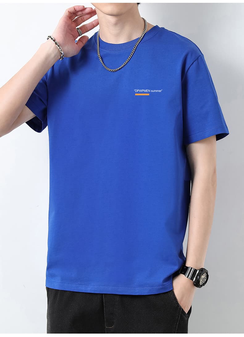 40 代 ファッション メンズ 洗練されたミニマルデザインTシャツ